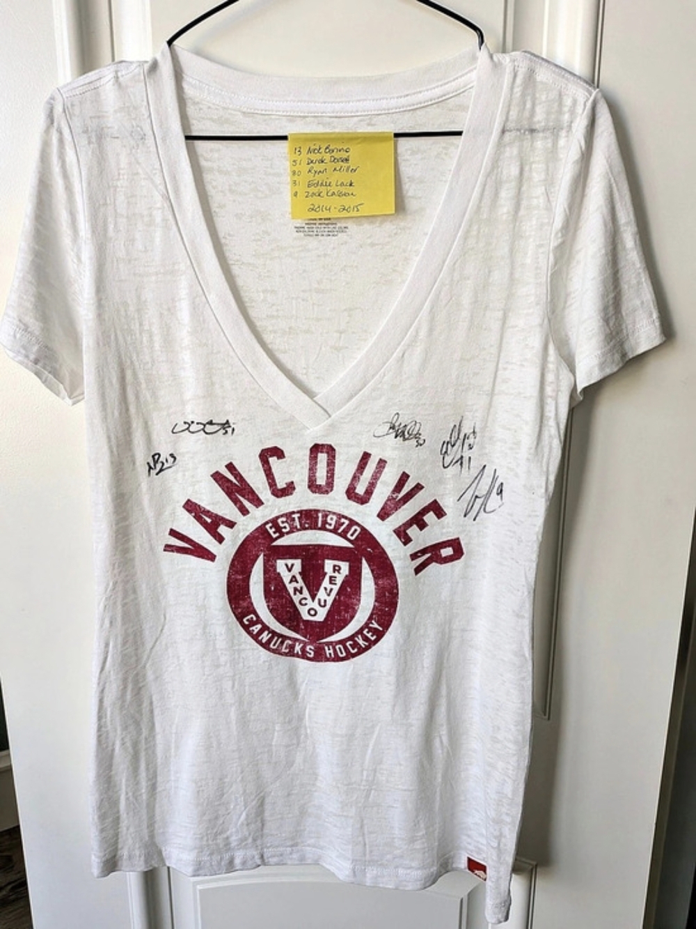 Canucks Multiple Signatures White V-neck Tee Large 2014/2015 Roster